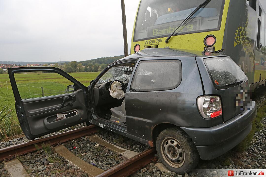 Zug erfasst Auto im Kreis Haßberge