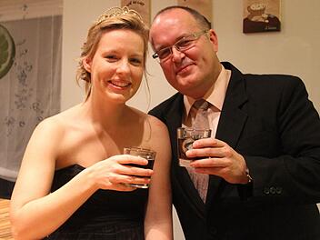 Michael Martin ist ein Urgestein der Faschingsgesellschaft Stadtsteinach. Er hat sich aus dem Internet seine Prinzessin - Andrea Schneider - erchattet und freut sich jetzt auf eine kurze, aber närrische Session. Spätere Heirat nicht ausgeschlossen. Foto: Sonja Adam