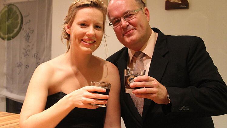 Michael Martin ist ein Urgestein der Faschingsgesellschaft Stadtsteinach. Er hat sich aus dem Internet seine Prinzessin - Andrea Schneider - erchattet und freut sich jetzt auf eine kurze, aber närrische Session. Spätere Heirat nicht ausgeschlossen. Foto: Sonja Adam