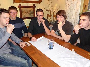 Die Trebgaster "Strohberta" ließ sich für die Deutschen Knochenmarkspenderdatei (DKMS) typisieren. Stefan Kolb, Adrian Lauterbach, Manuel Stumpf, Patrick Hopfer, Christopher Grampp (von links) spendeten zusätzlich den Erlös aus der jüngsten Tour durch den Ort, stolze 1000 Euro. Foto: Dieter Hübner