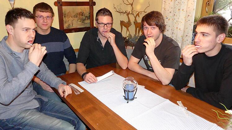 Die Trebgaster "Strohberta" ließ sich für die Deutschen Knochenmarkspenderdatei (DKMS) typisieren. Stefan Kolb, Adrian Lauterbach, Manuel Stumpf, Patrick Hopfer, Christopher Grampp (von links) spendeten zusätzlich den Erlös aus der jüngsten Tour durch den Ort, stolze 1000 Euro. Foto: Dieter Hübner