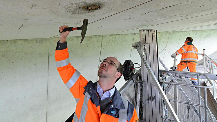 Regelmäßig untersuchen Ingenieure die Brücken auf Herz und Nieren. Schäden im Beton müssen frühzeitig entdeckt und beseitigt werden, damit der Stahl gegen Nässe und Rost geschützt bleibt. Foto: dpa