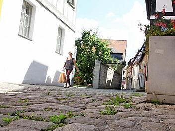 Die Hauseigentümer im Rosengässchen mussten für die Pflasterung sprichwörtlich ihr Geld auf die Straße schmeißen - "und die Begehbarkeit ist nichts besser geworden, im Gegenteil ", klagt ein Anlieger.  Foto: Oswald