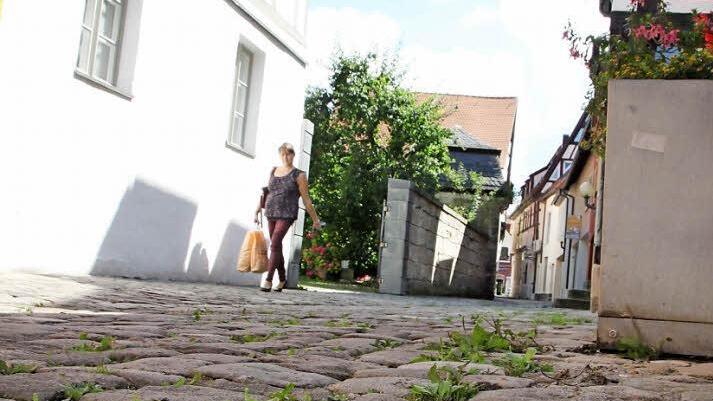 Die Hauseigentümer im Rosengässchen mussten für die Pflasterung sprichwörtlich ihr Geld auf die Straße schmeißen - "und die Begehbarkeit ist nichts besser geworden, im Gegenteil ", klagt ein Anlieger.  Foto: Oswald