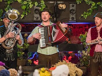 Rhön-Guerilla in Aktion: Joachim Bühner (Bariton-Horn), Frank Schmitt (Akkordeon) und Florian Bauer (Trompete) bei der Aufzeichnung der Närrischen Weinprobe. Foto: Silvia Gralla