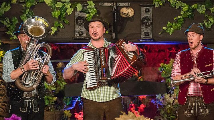 Rhön-Guerilla in Aktion: Joachim Bühner (Bariton-Horn), Frank Schmitt (Akkordeon) und Florian Bauer (Trompete) bei der Aufzeichnung der Närrischen Weinprobe. Foto: Silvia Gralla