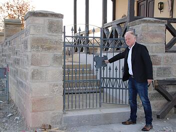 Für die Einfahrt ins neue Baugebiet in Großwenkheim ist ein Teil der Friedhofsmauer versetzt worden. Bürgermeister Helmut Blank sieht sich den neuen Zugang an. Thomas Malz