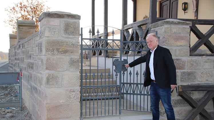 Für die Einfahrt ins neue Baugebiet in Großwenkheim ist ein Teil der Friedhofsmauer versetzt worden. Bürgermeister Helmut Blank sieht sich den neuen Zugang an. Thomas Malz