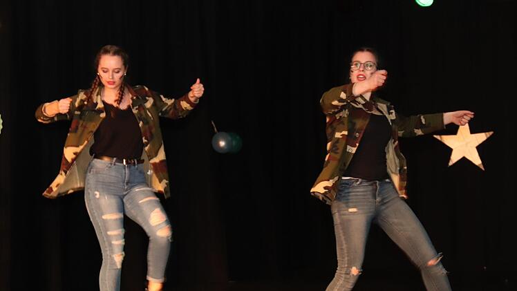 Jasmin Trescher und Jessica Hofmann mit dem "Power Girl Medley"   Foto: Johanna Blum