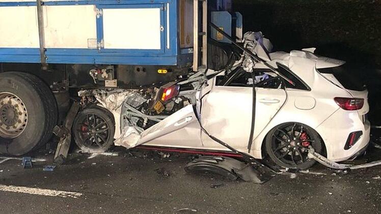 Nahezu ungebremst muss der Mann auf einen am Stauende stehenden Lkw aufgefahren sein. Foto: Polizei Münster