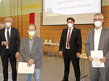 Helmut Schleicher (Zweiter von links) und Norbert Händel (rechts) erhielten aus der Hand von Landrat Hans Kalb (links) die Ehrennadel des Landkreises. Glückwünsche gab es auch von Bürgermeister Gerd Dallner (Zweiter von rechts).