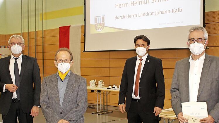 Helmut Schleicher (Zweiter von links) und Norbert Händel (rechts) erhielten aus der Hand von Landrat Hans Kalb (links) die Ehrennadel des Landkreises. Glückwünsche gab es auch von Bürgermeister Gerd Dallner (Zweiter von rechts).