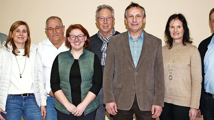 Das neue Vorstandsteam (v. l.): Julius Fischer, Daniela Meixner, Matthias Kraft, Melanie Hodel, Helmut Peschel, Vorsitzender Hans-Werner Schuster, Andrea Kohl, Zweiter Vorsitzender Werner Leicht
