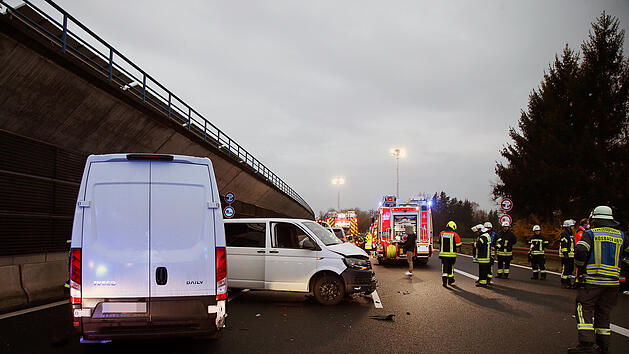 Unfall auf der A3: Bus der deutschen Junioren von Transporter gerammt