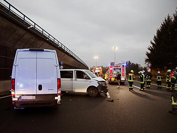 Unfall auf der A3: Bus der deutschen Junioren von Transporter gerammt