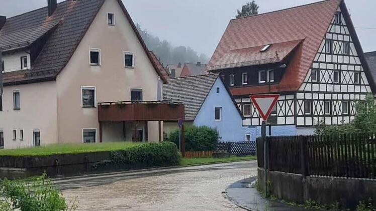 Starkregen in Hersbrucker Schweiz hält Feuerwehren auf Trab - Straßen überflutet