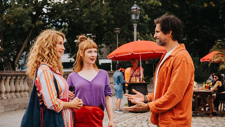 Caro (Chiara Schoras) himmelt den attraktiven Musiklehrer Marc (Tom Beck) schon l&auml;nger an. Ausgerechnet ihn will Anya (Sarah Bauerett) an ihrer Seite.