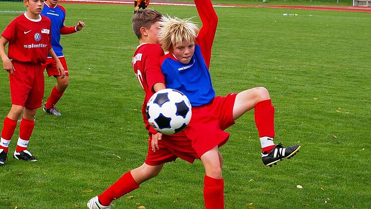 Lukas Kaiser (SSV Kitzingen) deckt mit sämtlichen Körperteilen den Ball vor seinem Gegner ab. Foto: Krumpholz