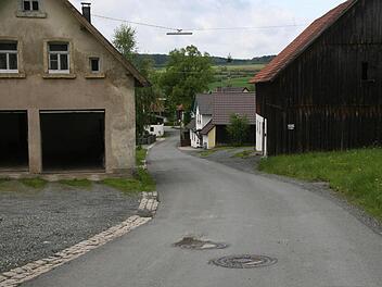 Die Ortsdurchfahrt zwischen der Bundesstraße 303 und der Brücke über die Zaubach ist seit langem ein Sorgenkind. Die Stadtsteinacher Räte bauten auf Aussagen beim Straßenbaugipfel in Presseck, doch die Hoffnungen sind zerschlagen. Foto: Sonja Adam