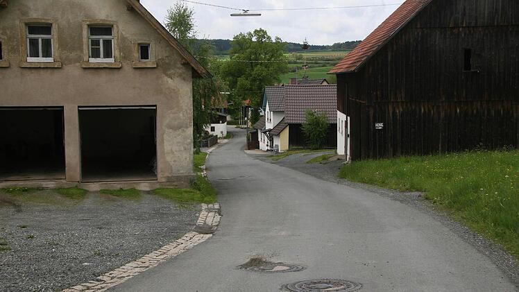 Die Ortsdurchfahrt zwischen der Bundesstraße 303 und der Brücke über die Zaubach ist seit langem ein Sorgenkind. Die Stadtsteinacher Räte bauten auf Aussagen beim Straßenbaugipfel in Presseck, doch die Hoffnungen sind zerschlagen. Foto: Sonja Adam