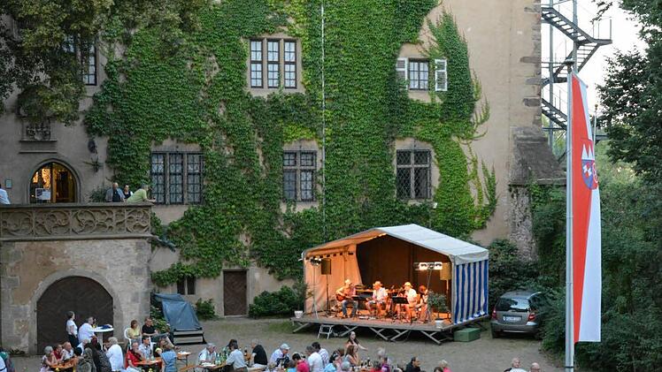 Der Schlosshof war genau der richtige Platz für die Aschacher Museumsnacht. Neben Musik gab es auch Führungen mit Beatrice Rose-Ebel.  Fotos: Björn Hein