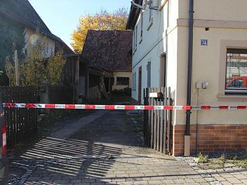 Am 22. Oktober 2013 schoss ein 87-Jähriger auf offener Straße in Höfles auf seine Mieterin. Das Sondereinsatzkommando fand den Mann später leblos in seiner Scheune.  Foto: Archiv/Vanessa Schneider