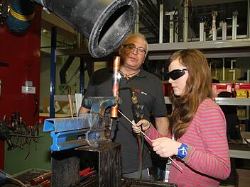 Anna Deuber ist 15 Jahre alt und sie hat sich schon so manche Gedanken gemacht, über ihre berufliche Zukunft: "Aber ich glaube, ich gehe ins Büro", sagt sie - trotzdem lässt sie sich beim Girl's Day von Karl Partenfelder zeigen, wie man fachgerecht schweißt. Fotos: Sonja Adam