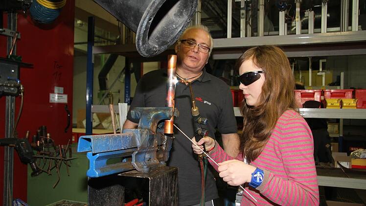 Anna Deuber ist 15 Jahre alt und sie hat sich schon so manche Gedanken gemacht, über ihre berufliche Zukunft: "Aber ich glaube, ich gehe ins Büro", sagt sie - trotzdem lässt sie sich beim Girl's Day von Karl Partenfelder zeigen, wie man fachgerecht schweißt. Fotos: Sonja Adam