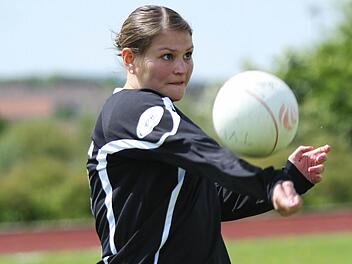 Nina Vonbrunn und ihre Mitspielerinnen vom ATS Kulmbach bestreiten ihre letzte Faustball-Bundesliga-Saison. Dann wird das Team aus Personalmangel zurückgezogen. Foto: Herbert Georgius