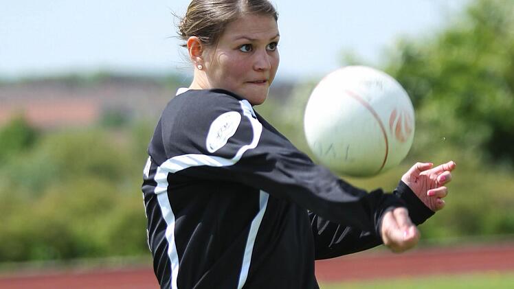 Nina Vonbrunn und ihre Mitspielerinnen vom ATS Kulmbach bestreiten ihre letzte Faustball-Bundesliga-Saison. Dann wird das Team aus Personalmangel zurückgezogen. Foto: Herbert Georgius