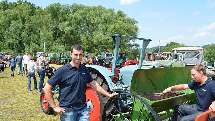 Die Vorsitzenden Christoph Fösel (links) und Michael Wittig nehmen letzte Reinigungsarbeiten an der "Grillmaschine" vor.  Foto: Sina Mattheus
