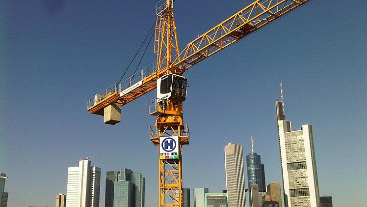 Pr-Foto von Otto Heil: Baukran vor der Frankfurter Skyline