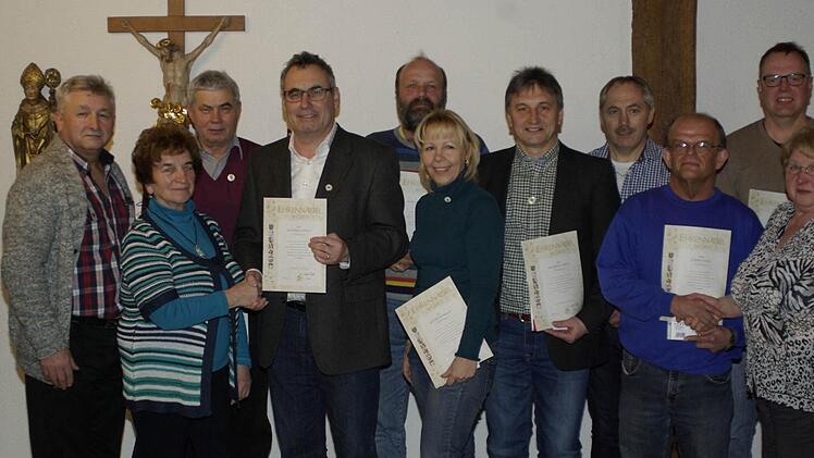 Bürgermeister Peter Hart und Kreisvorsitzende Irmgard Heinrich (von links) sowie Vorsitzende Brigitte Burtchen (rechts) ehrten verdiente Langjährige des Obst- und Gartenbauvereins Fuchsstadt (von links) Berthold Volpert, Mathias Stöth, Hans-Jürgen Pfülb, Isolde Winkler, Willibald Kippes, Karl Wahler, Albert Bayer und Reiner Heid.