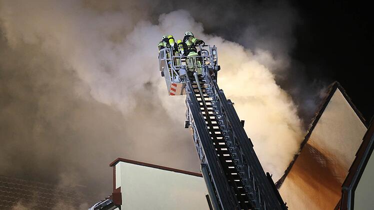 In Grub am Forst (Landkreis Coburg) brannte in der Nacht auf Montag ein Mehrfamilienhaus. Foto: Michael Stelzner