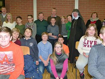 Mit großem Interesse verfolgten die Zapfendorfer Schulkinder die Erzählungen von Bischof Frei Wilmar Santin, der sich gern mit ihnen zum Foto aufstellte. Foto: Marion Krüger-Hundrup