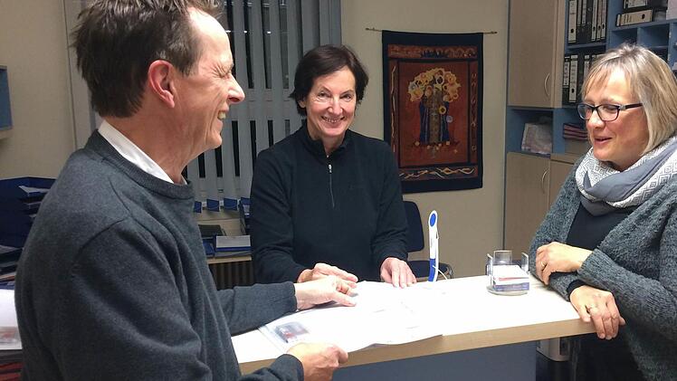 Teambesprechungen - auch in kleiner Runde - sind wichtig (von links): Professor Johannes Kraft, Oberärztin Elke Schmidt und Seelsorgerin Gabriele Töpfer. Foto: Christiane Lehmann