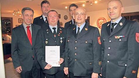 Das Feuerwehr-Ehrenzeichen für 25 Jahre überreichten Landrat und Kreisbrandrat an Günther Wieser (2. links). Das Bild zeigt Landrat Alexander Tritthart, Kommandant Jürgen Zorn, Kreisbrandrat Matthias Rocca, Kreisbrandinspektor Norbert Rauch und Kreisbrandmeister Jochen Hofmockel.