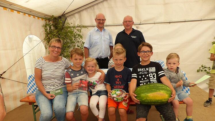 Die Gewinner des Fischla-Rennens (vorne, von links) Heike Krombholz, Felix Töpfer-Schödel mit Schwester Marie, Bastian Gäbelein, Paul Schneider und Jannik Löwe mit (hinten, von links) Benno Bauß und Bernhard KraußFoto: Klaus-Peter Wulf