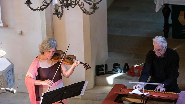 Veronika Skuplik und Christoph Lehmann zogen das Publikum mit ihrer feinsinnigen Musikalität in Bann. Foto: Jochen Berger