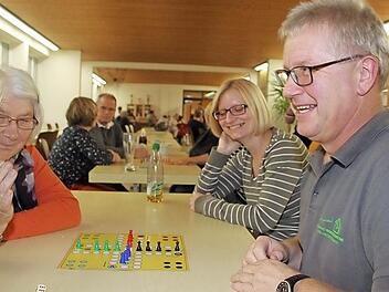 Peter Wilm und Marianne Seuß lieferten sich einen echten Krimi: Obwohl Peter Wilm eine halbe Runde Vorsprung hatte und nur noch eine Eins brauchte, um den vierten Stein ins Ziel zu bugsieren, überholte die 78-Jährige ihren Herausforderer und gewann. Fotos: Sonny Adam