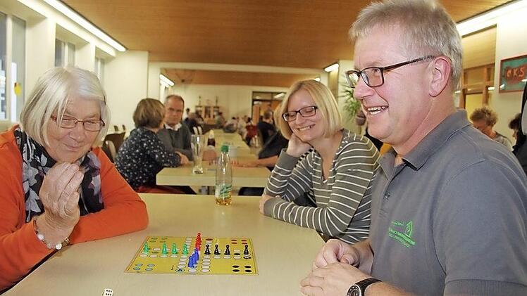 Peter Wilm und Marianne Seuß lieferten sich einen echten Krimi: Obwohl Peter Wilm eine halbe Runde Vorsprung hatte und nur noch eine Eins brauchte, um den vierten Stein ins Ziel zu bugsieren, überholte die 78-Jährige ihren Herausforderer und gewann. Fotos: Sonny Adam