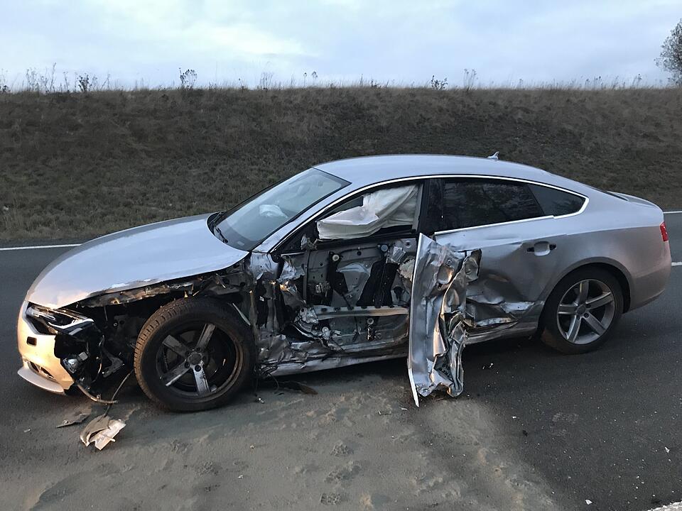 Zwei Personen nach Unfall im Begegnungsverkehr mittelschwer verletzt