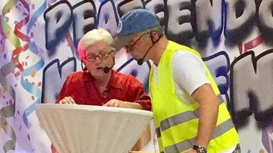 Beim Lösen von Kreuzworträtseln im Seniorenheim gab es so manche Verwirrungen zwischen "Gustav und Adelheid" in Person von Rainer Nöller und Ingrid Schwarz. Nöller