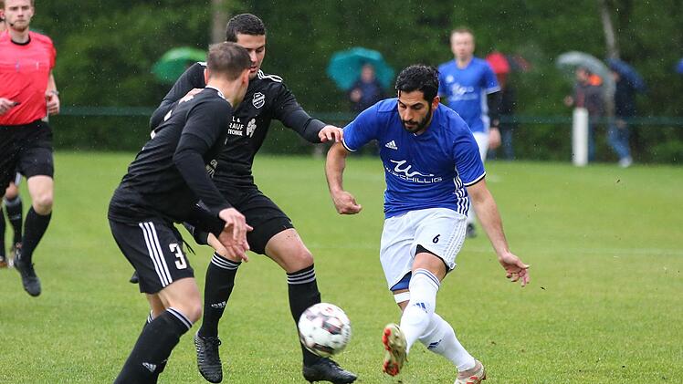 Der Frohnlach Tayfun Özdemir (blau) spielt einen Pass an Jonas Bäuerlein vorbei nach vorne