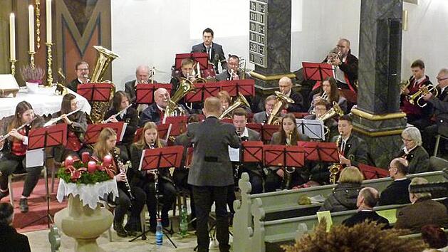Die Concorida (oben) und die Weisachtaler (unten) erhielten für ihre Darbietungen beim Advenskonzert viel Beifall. Foto: privat