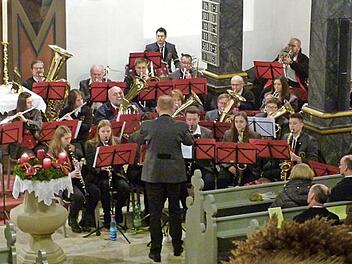 Die Concorida (oben) und die Weisachtaler (unten) erhielten für ihre Darbietungen beim Advenskonzert viel Beifall. Foto: privat