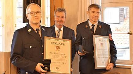 Thomas Müller (l.) und Reinhold Polster (r.) wurden von Bürgermeister Hans-Jürgen Nekolla mit der goldenen Bürgermedaille ausgezeichnet.