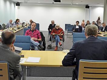 Personell reduziert und mit dem erforderlichen Abstand untereinander traf sich der Stadtrat zur letzten Sitzung der Wahlperiode.  Foto: Bernhard Panzer