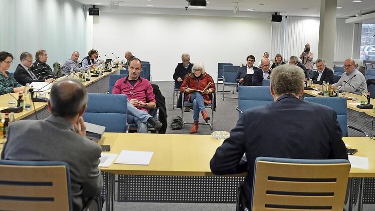 Personell reduziert und mit dem erforderlichen Abstand untereinander traf sich der Stadtrat zur letzten Sitzung der Wahlperiode.  Foto: Bernhard Panzer