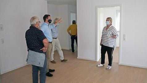 Ein großer Wurf gelang der Stadt mit der Schaffung von 18 barrierefreien Wohnungen in der Max-Roesler-Straße. Bauleiterin Sylvia Reggentin (rechts) stand den Stadträten zu den Wohnungen Rede und Antwort.